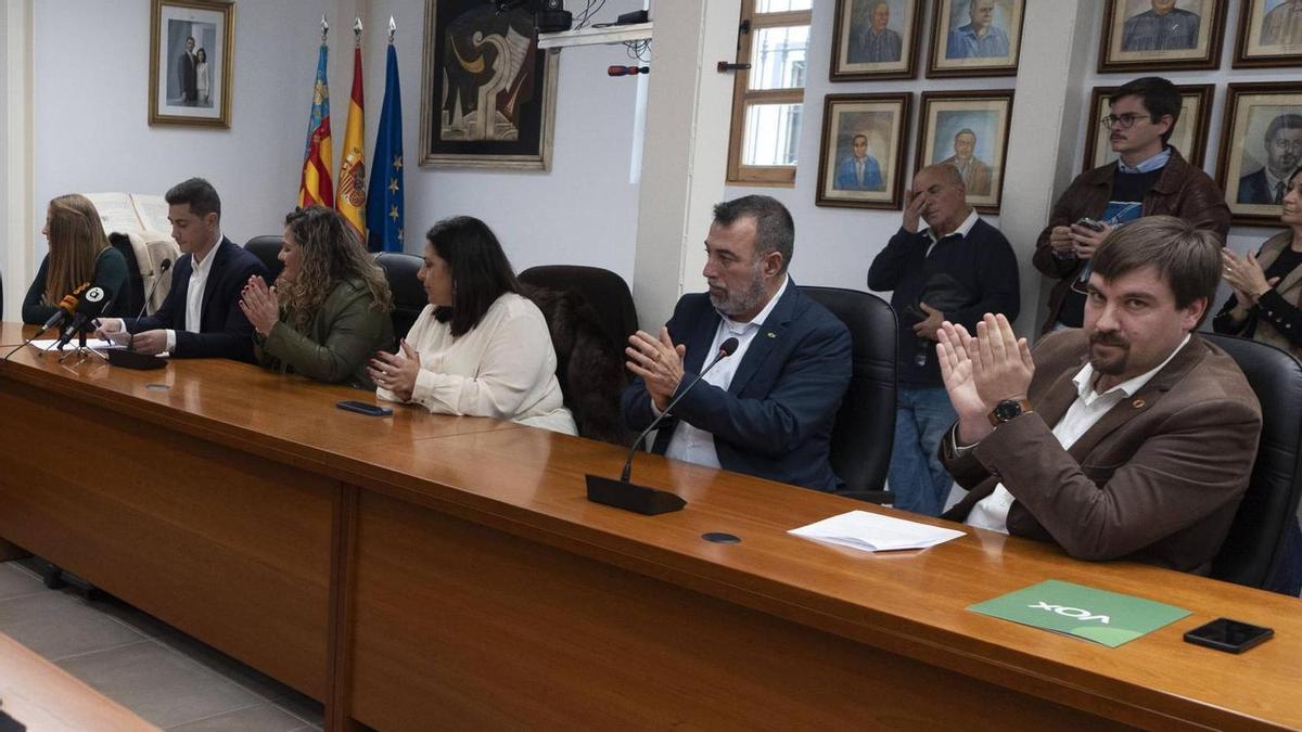 La juez impone una orden de alejamiento a un edil de Vox en Montserrat ...