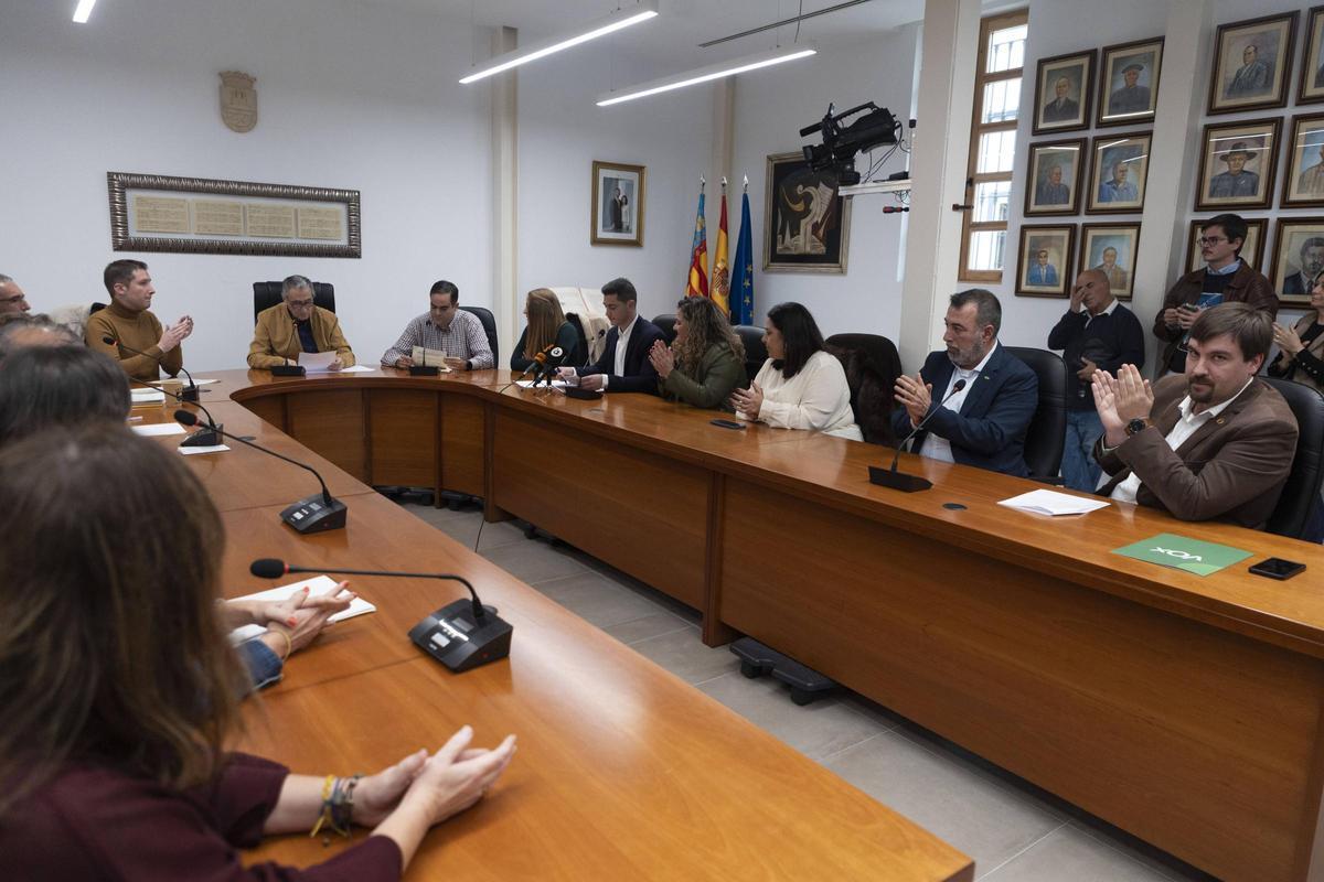El concejal de Vox Carlos Martínez, primero por la derecha, en un pleno, en una imagen de archivo.