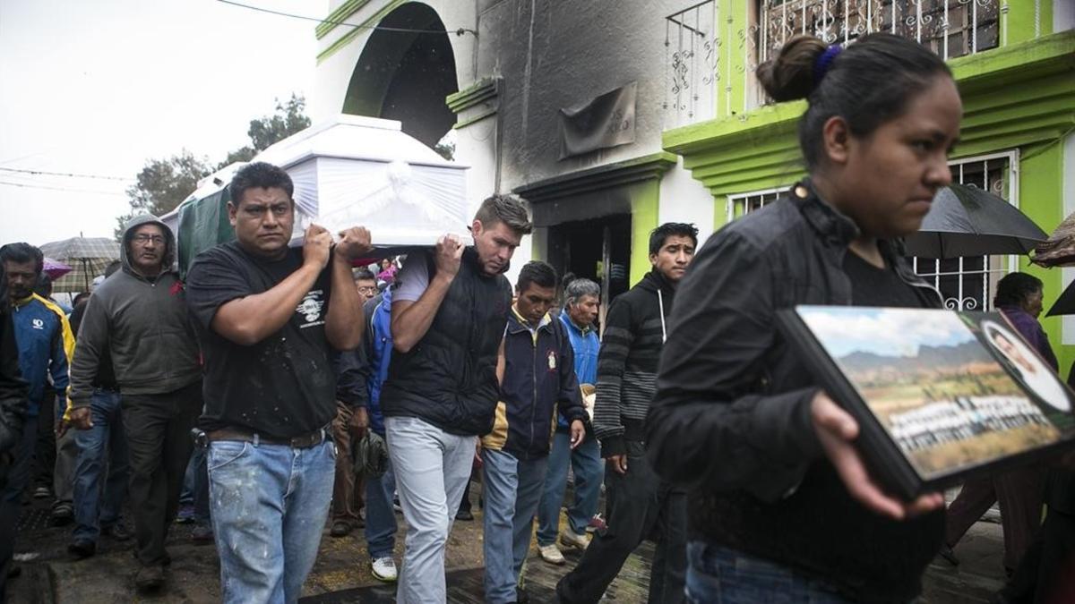 Familiares y maestros cargan con el féretro con los restos del joven Jesús Cadena, de 19 años, fallecido durante los enfrentamientos con policías, durante su funeral en Nochixtlán, el 21 de junio.