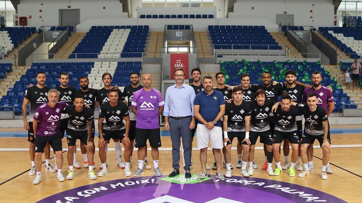 El Palma Futsal posa junto a José Hila antes del entreno del viernes.