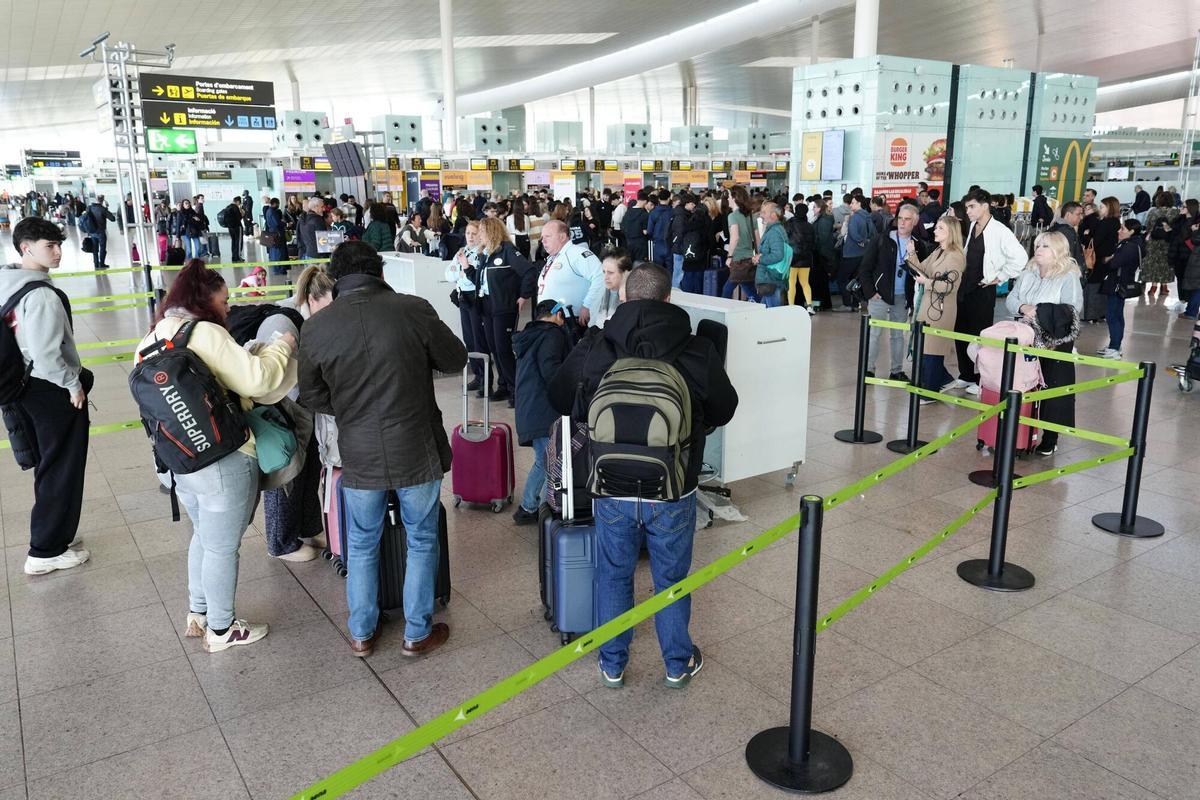 El Prat de Llobregat 09/12/2025 Colas en el nuevo filtro de seguridad en la terminal 1 del aeropuerto del Prat en el que se exige la tarjeta de embarque para acceder a la terminal Fotografía de Ferran Nadeu