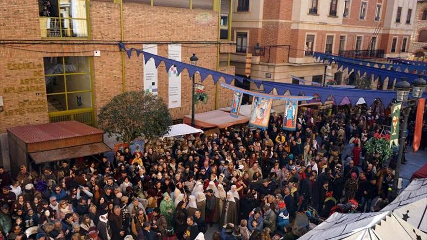 El arranque de las Bodas de Isabel llena de animación el casco histórico