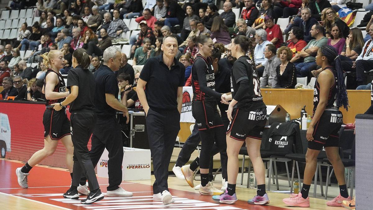 Roberto Íñiguez i les seves jugadores, en l’últim partit a Fontajau.