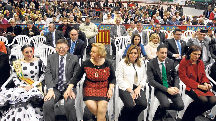 Ximo Puig, Susana Díaz, Carlos Fernández Bielsa y Carmen Martínez, con representantes de asociaciones andaluzas en Mislata.