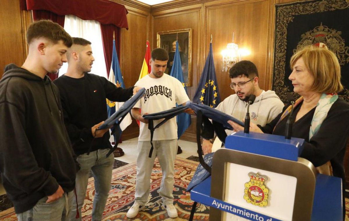 A la derecha, Mariví Monteserín, con los cuatro jóvenes héroes. | MARA VILLAMUZA