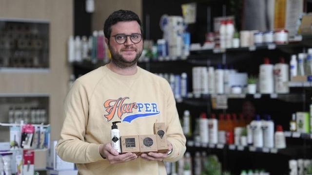 Alberto López posa, ayer, con los cuatro productos galardonados en Londres.   | // BERNABÉ/JAVIER LALÍN