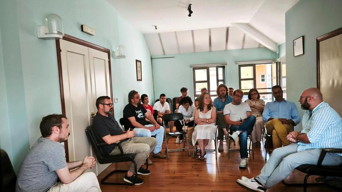 Emilio Tereñes, técnico de CTIC, con los productores asistentes a la presentación