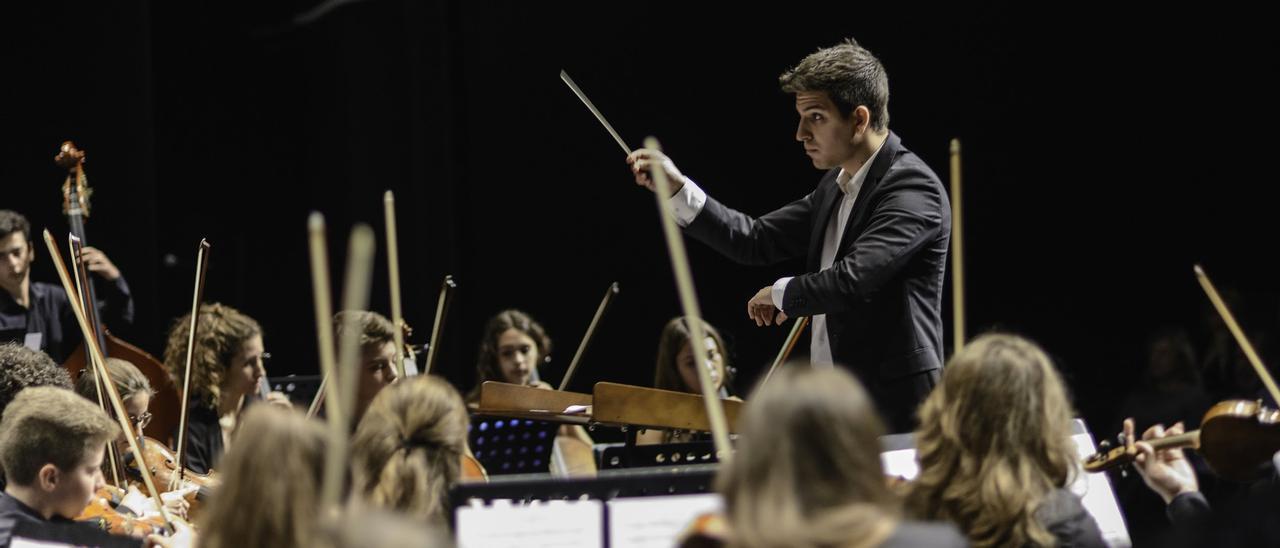 Bernat Quetglas dirigiendo la Orquestra de Càmara de Mallorca.