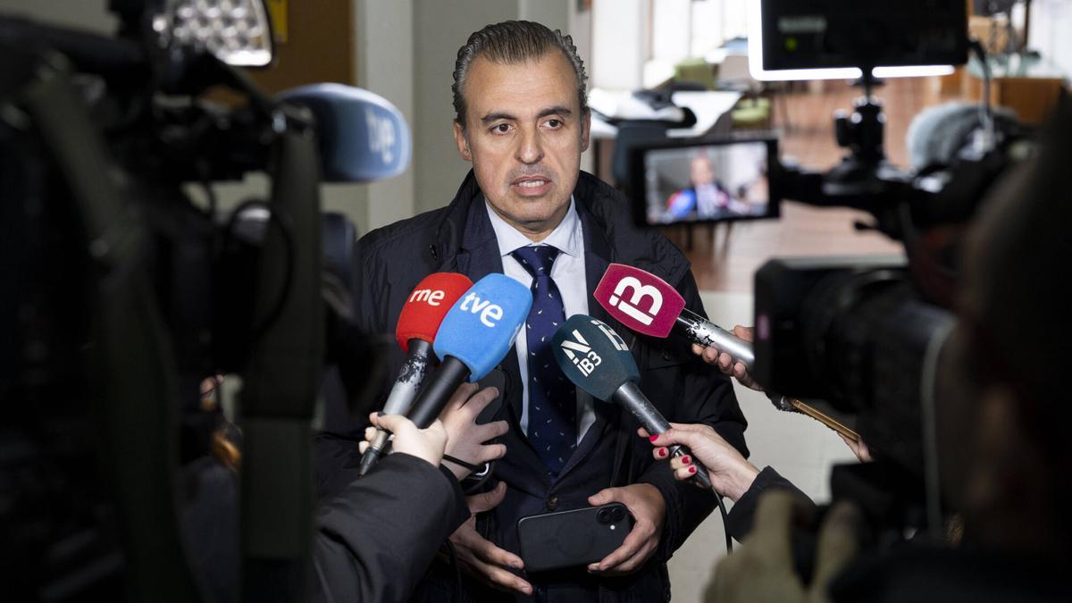 Antoni Vera, conseller de Educación y Universidades, visita el IES Joan Alcover