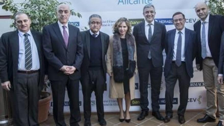 De izquierda a derecha, Juan Ramón Gil, Juan Antonio López Ruiz de Zuazo, Andrés Pedreño, Marta Martín, Luis Garicano, Juan Vázquez y Tomás Mayoral, antes de comenzar el acto.