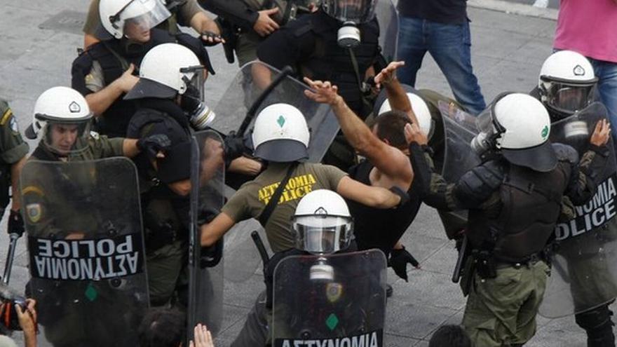 Violentos incidentes en la huelga general en Grecia por los recortes