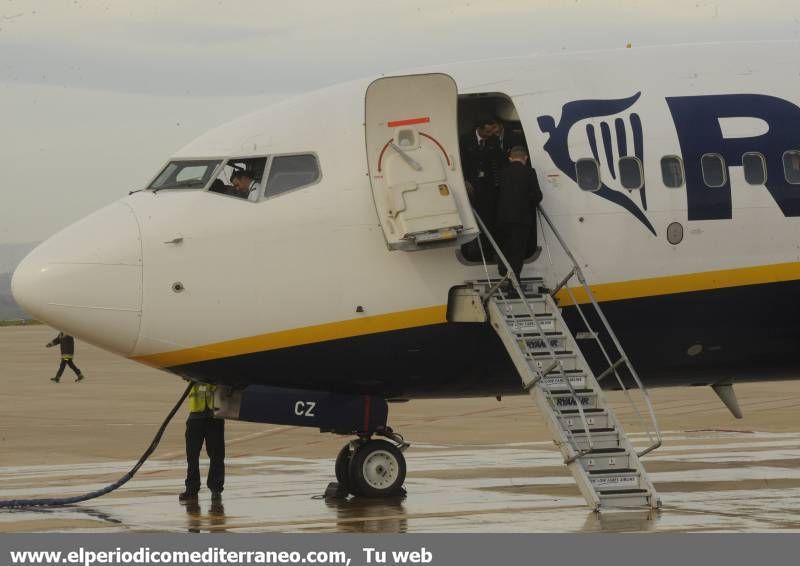 GALERÍA DE FOTOS -- Primer vuelo comercial en el aeropuerto de Castellón