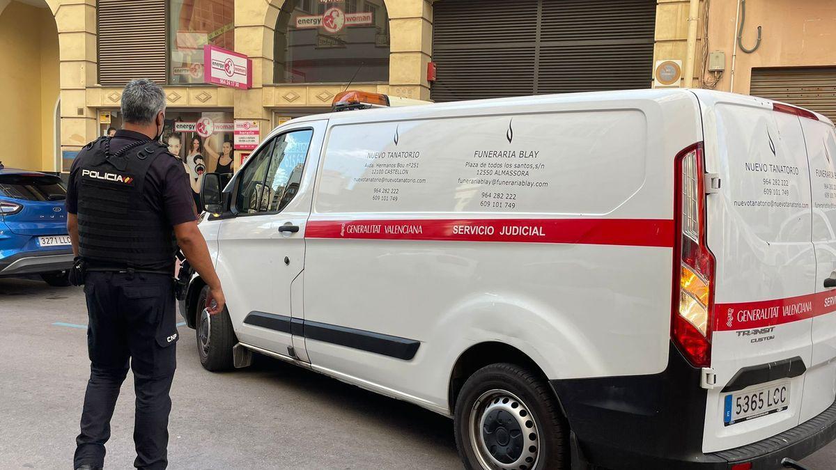 El coche de la funeraria para trasladar el cadáver.