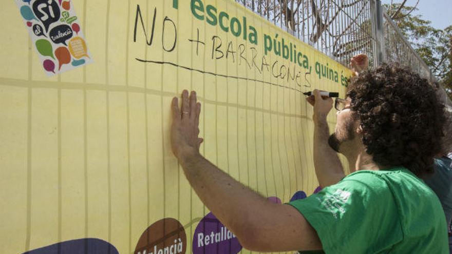 Una de las protestas organizadas para protestar por los barracones en el colegio