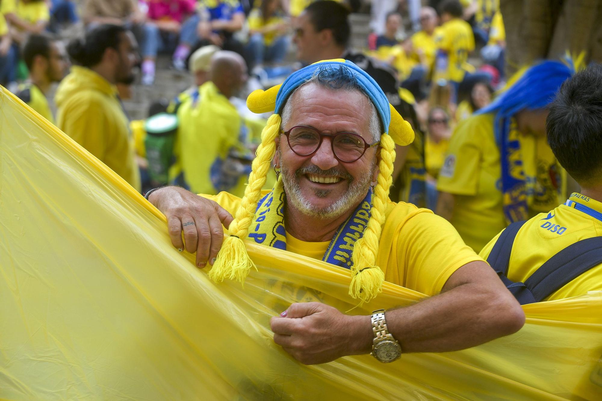 La afición recibe a la guagua de la UD Las Palmas en Fondos de Segura