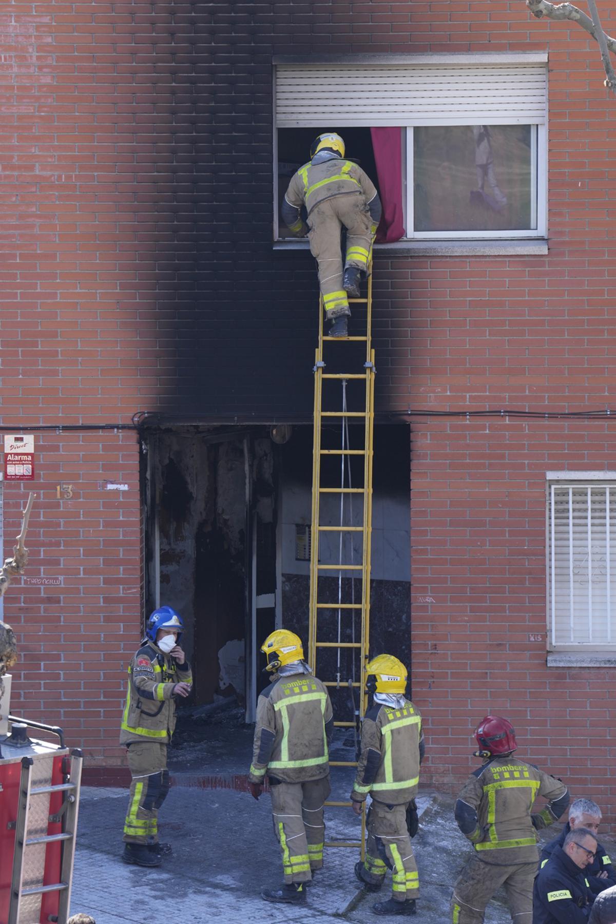 Tres muertos en el incendio de un edificio en Rubí