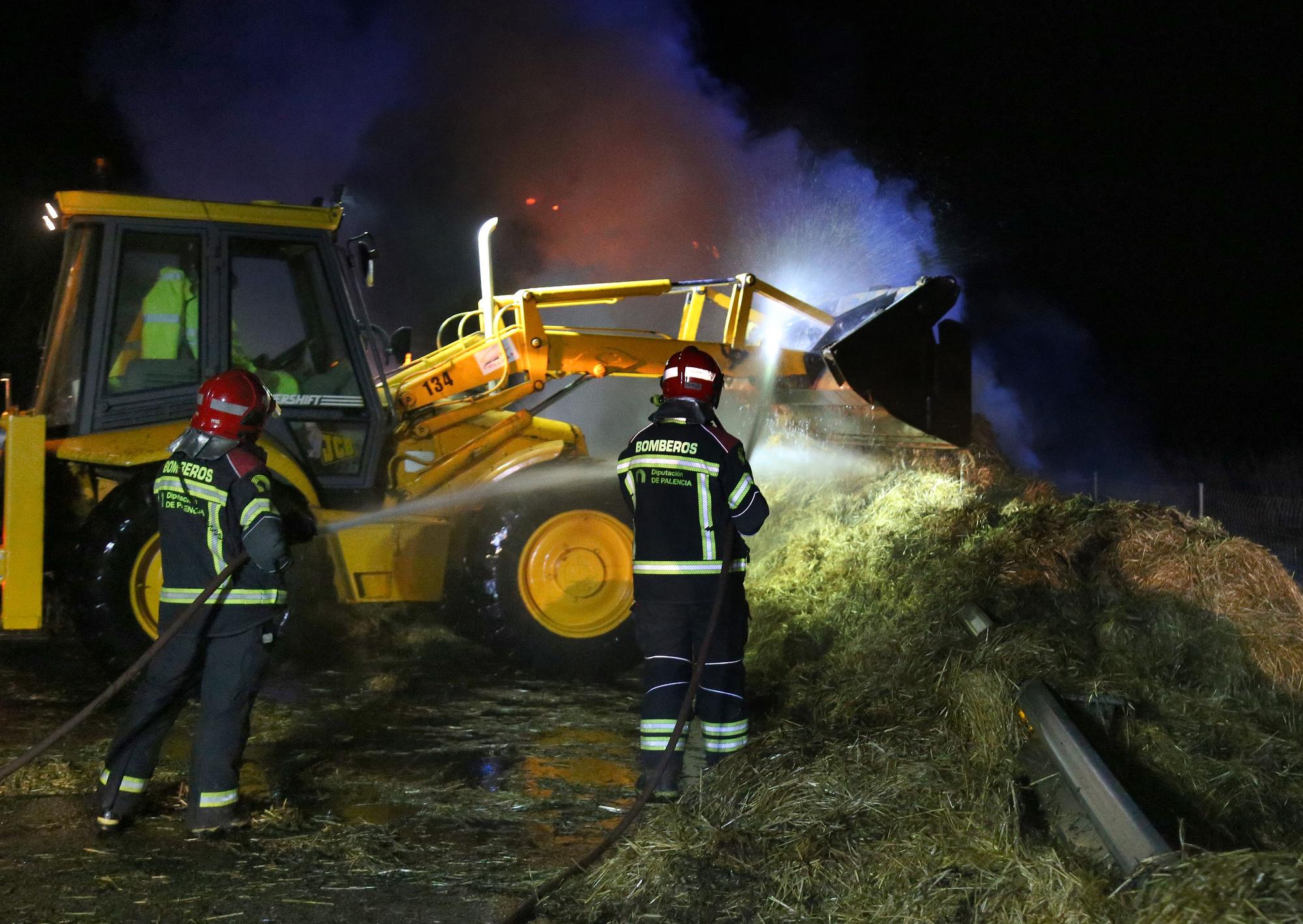 Así ha sido el espectacular incendio de un camión con paja esta noche en Burgos