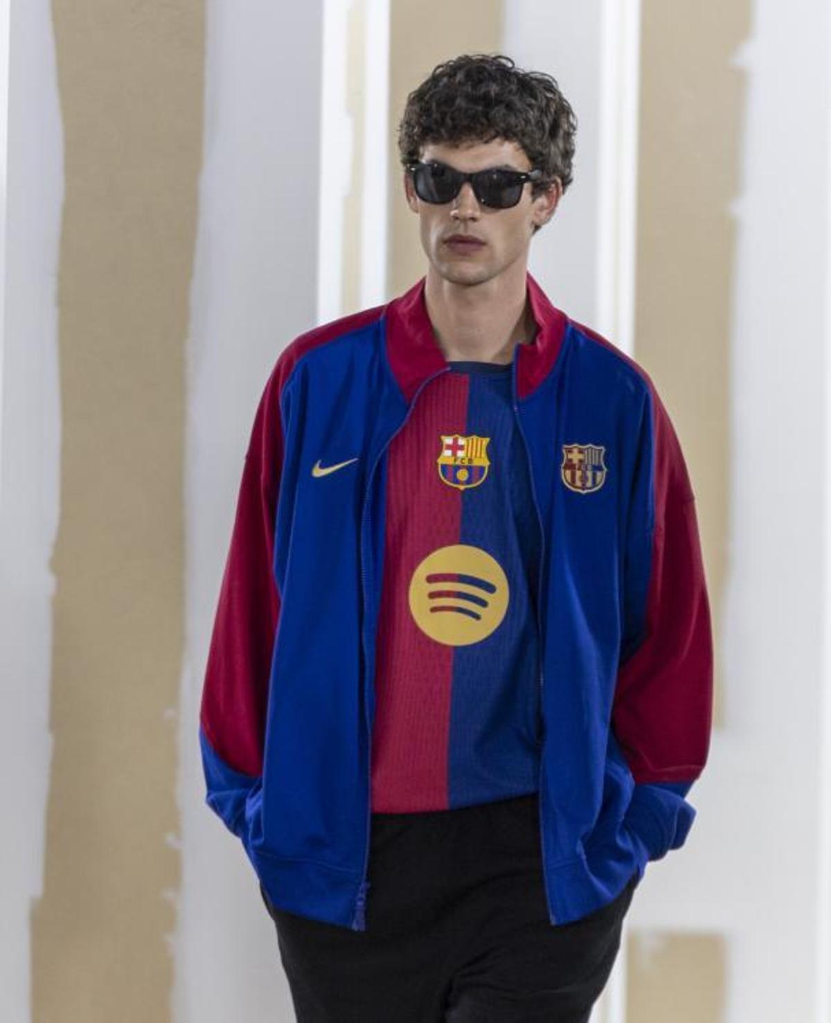 El Barça vistió la camiseta de la temporada pasada en el desfile.