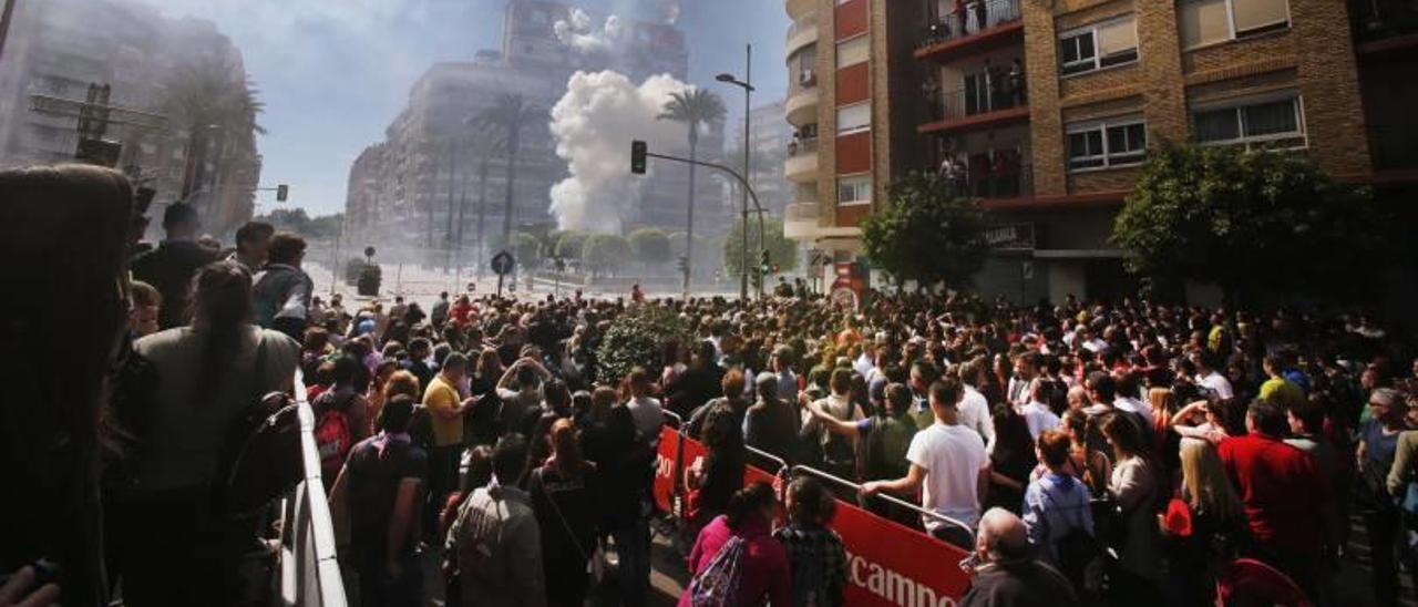 Una gran cantidad de público disfrutó ayer de la segunda «mascletà» del concurso nacional que organiza Alzira.