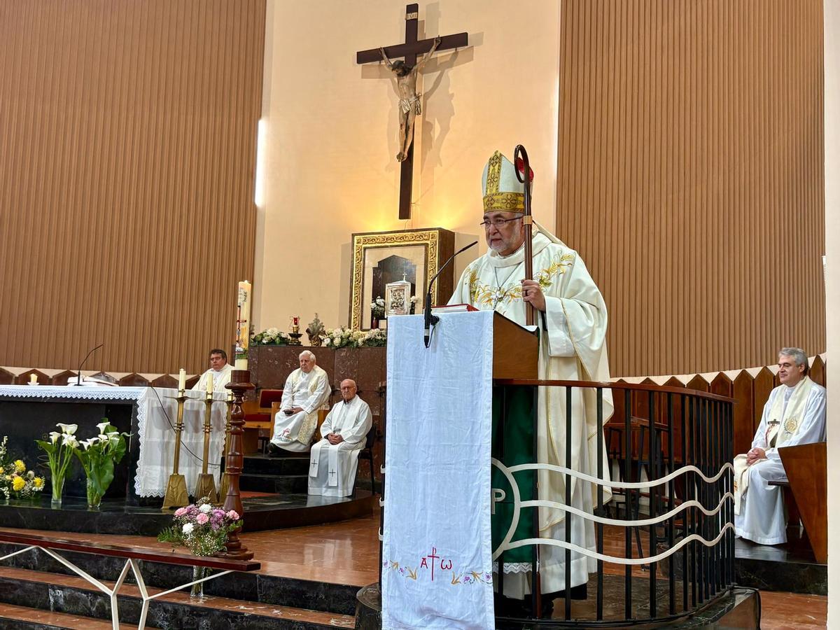 El Arzobispo de Oviedo, Jesús Sanz Montes, en la parroquia de Nuestra Señora del Carmen de los Padres Pasionistas de Mieres