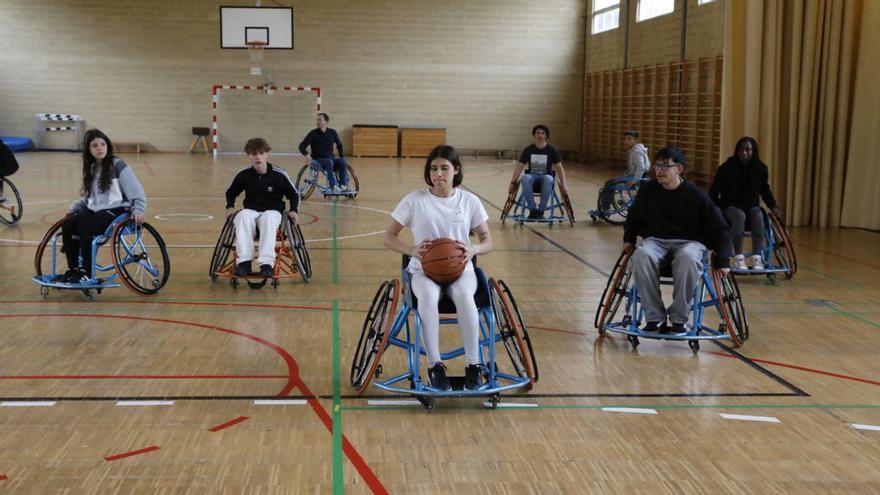 Alumnos que participaron en el intercambio durante la jornada de deporte adaptado. | FERNANDO RODRÍGUEZ