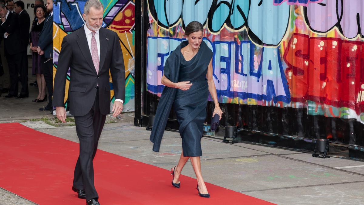 La reina Letizia en su visita al Museo STRAAT de Ámsterdam