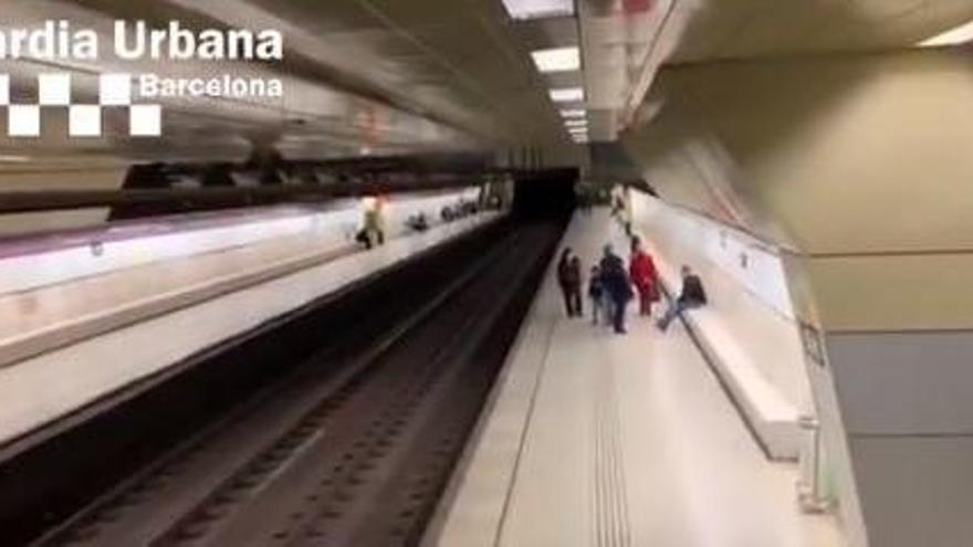 Ensurt al metro de Barcelona per la caiguda d&#039;una planxa del sostre a L2