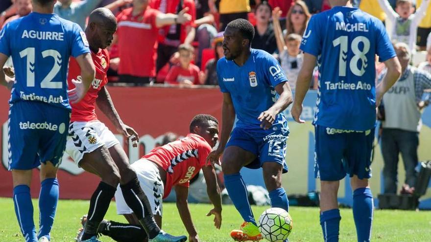 Emaná, de pie, entre Aguirre y Omgba la temporada pasada.