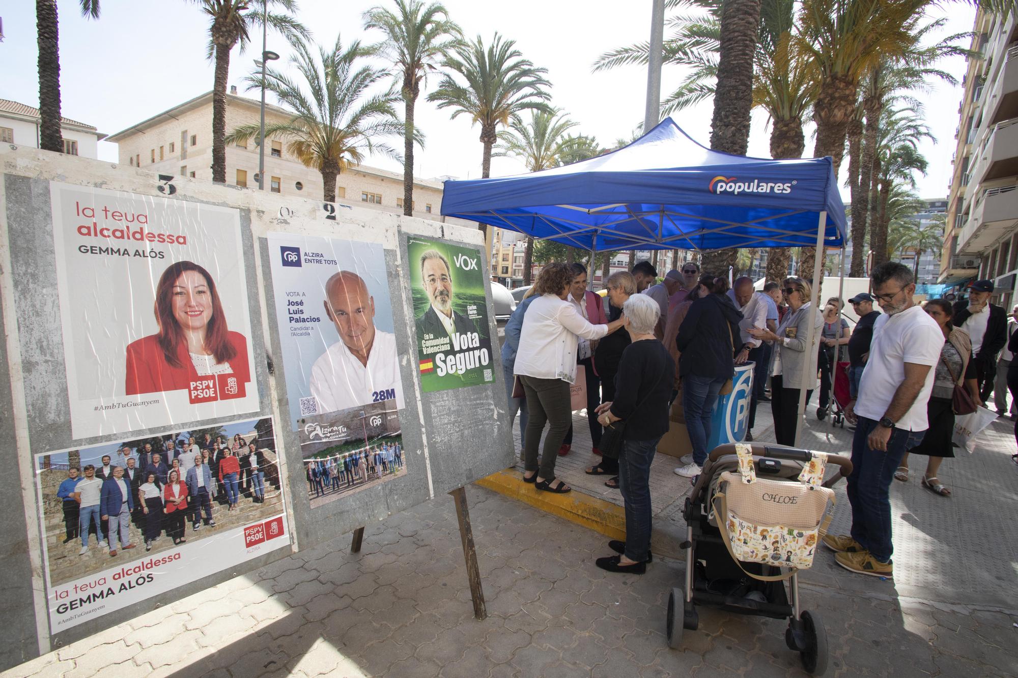 Los Partidos buscan el voto en el mercado de Alzira