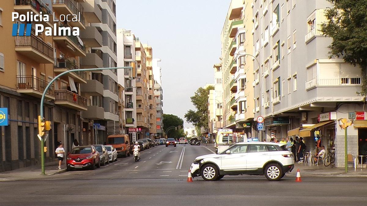 El Range Rover y la grúa municipal tras la colisión entre ambos.