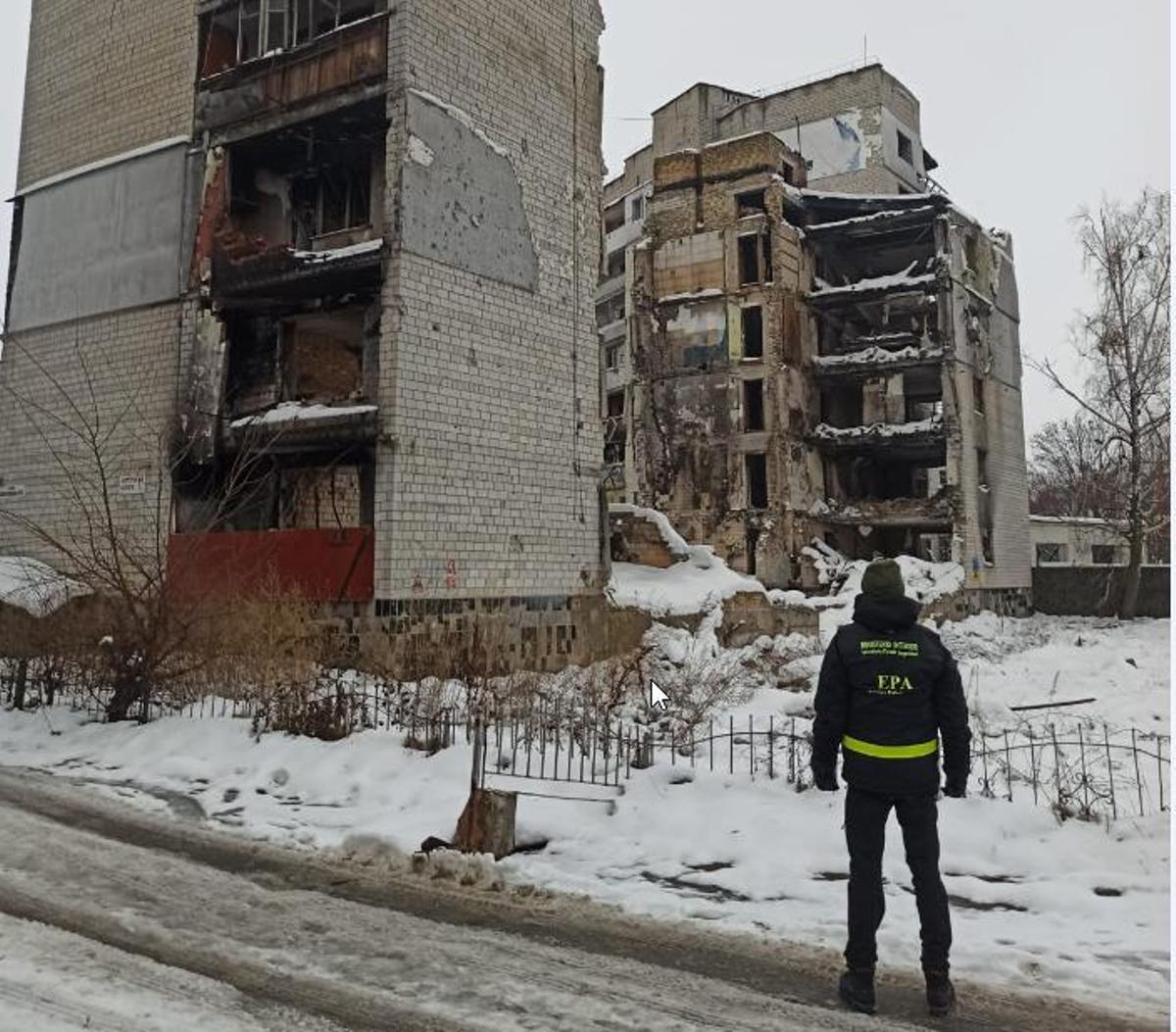 Un integrante del Equipo Policial de Apoyo español en Ucrania observa un edificio civil destruido por un misil.