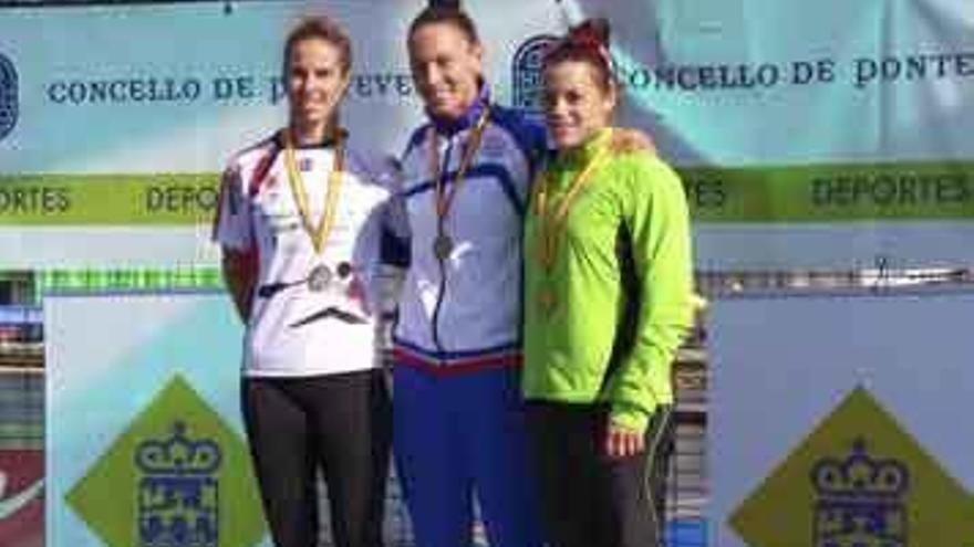 El podio del K1 1.000 con Eva Barrios en el segundo puesto y Laura Pedruelo en el tercero.