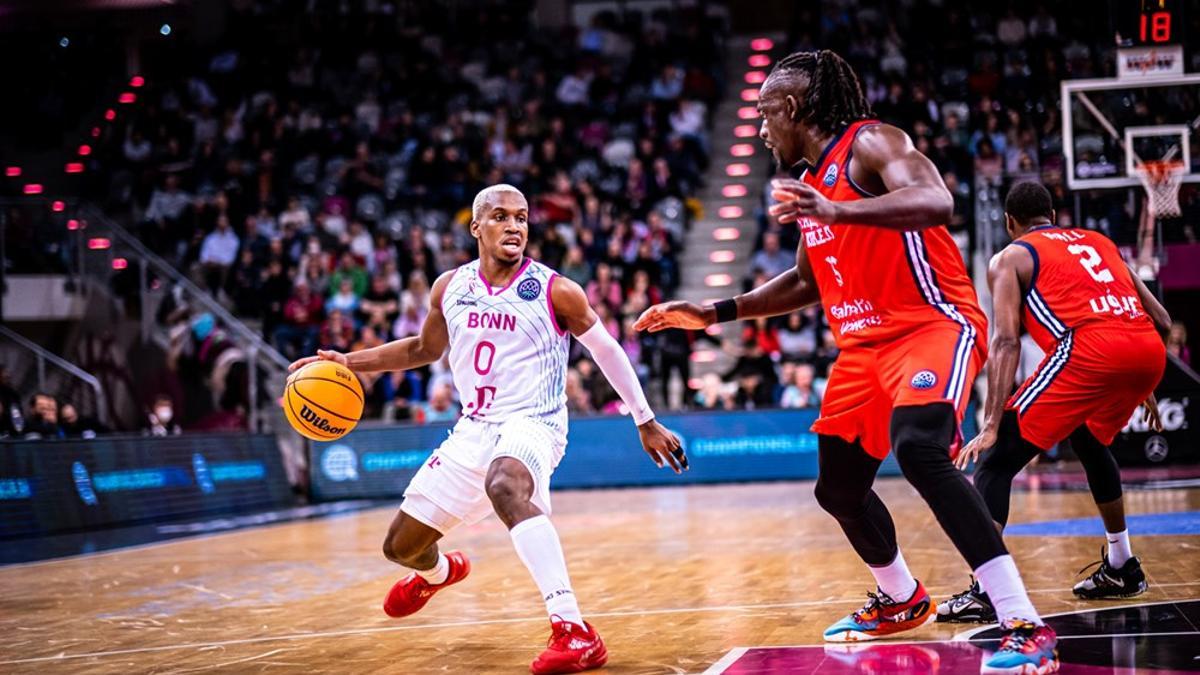 TJ Shorts, davant del pivot Boutsiele, durant el partit que el Bonn va guanyar davant del Bahcesehir