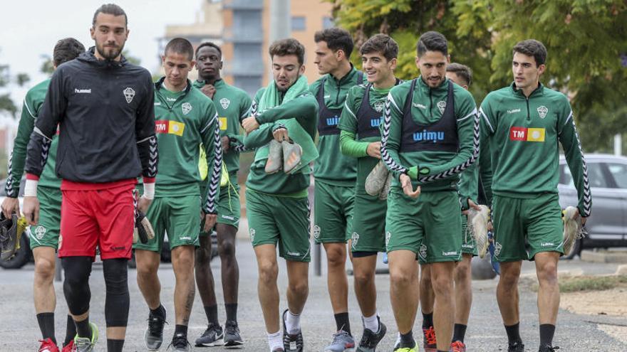 Los jugadores del Elche llegan al polideportivo Altabix para entrenar con el portero San Román al frente.