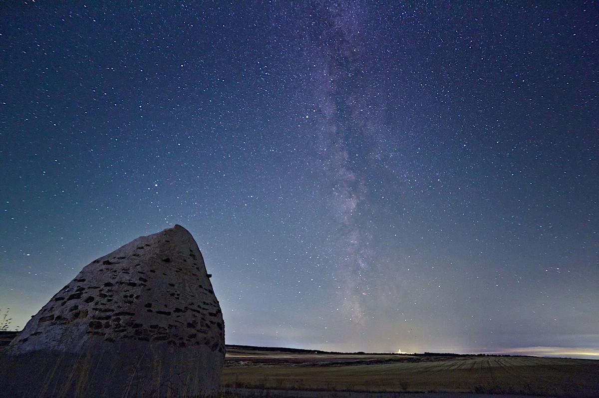 Vista del cielo nocturno desde el punto de observación de Lerín, en Navarra, el primer pueblo con sello Starlight por la alta calidad de visibilidad del cielo.