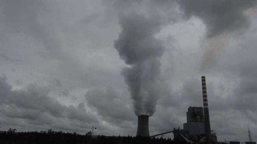 Una fábrica emite humo por una de sus chimeneas.