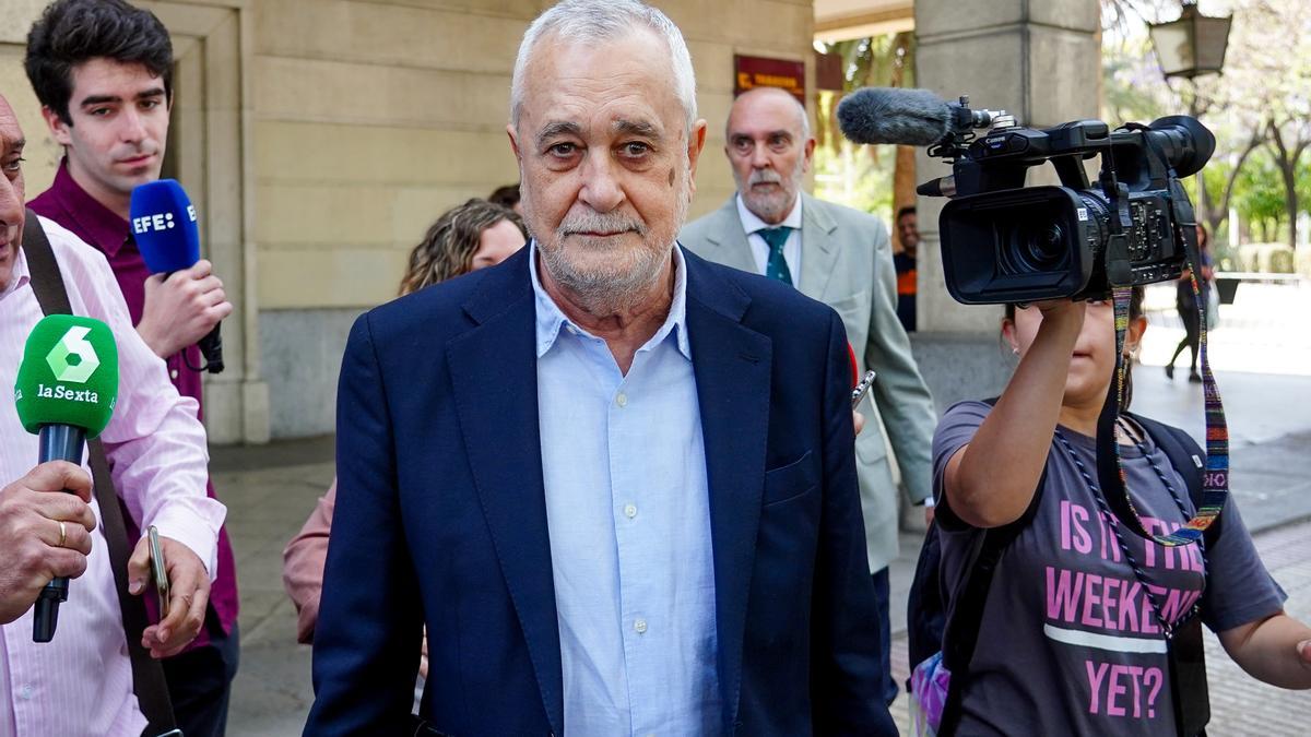 El expresidente de la Junta de Andalucía, José Antonio Grinán saliendo de  los juzgados