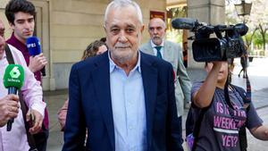 El expresidente de la Junta de Andalucía, José Antonio Grinán saliendo de los juzgados.