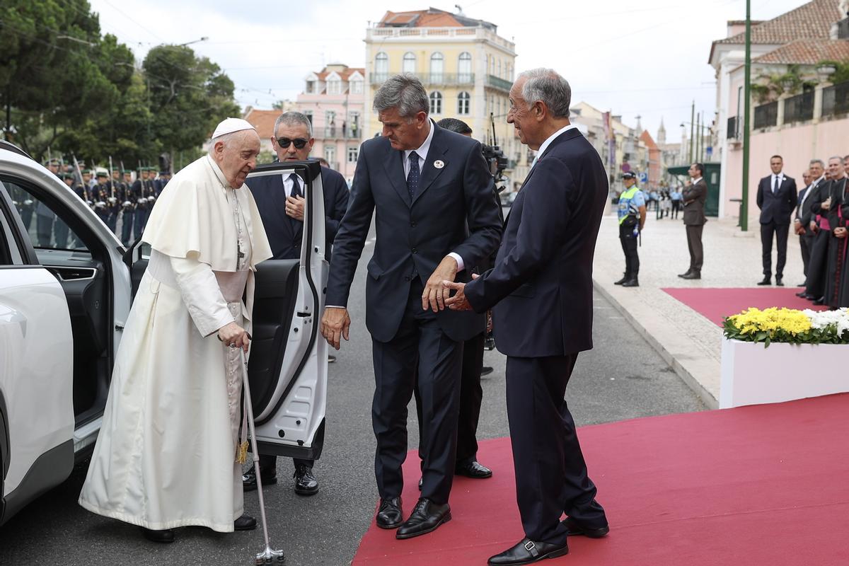 Lisbon (Portugal), 02/08/2023.- Pope Francis is welcomed by Portugal’s President Marcelo Rebelo de Sousa (R) in front of the Belem Palace in Lisbon, Portugal, 02 August 2023. The Pontiff is in Portugal on the occasion of World Youth Day (WYD), one of the main events of the Church that gathers the Pope with youngsters from around the world, that takes place until 06 August. (Papa, Lisboa) EFE/EPA/TIAGO PETINGA / POOL