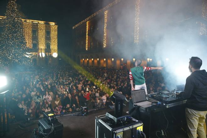 Una multitud inaugura las "pequecampanadas" de Gijón