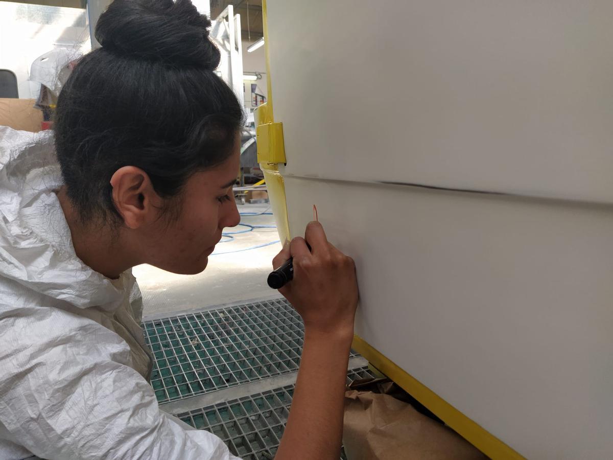 Roxana Silva en una de sus prácticas de pintado de automóvil del grado medio de Carrocería.