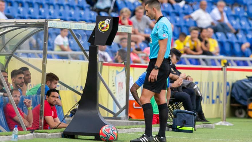 Areces Franco revisa en la pantalla de campo del Gran Canaria la jugada en la que pitó un penalti a favor del Fuenlabrada, el 27 de octubre.