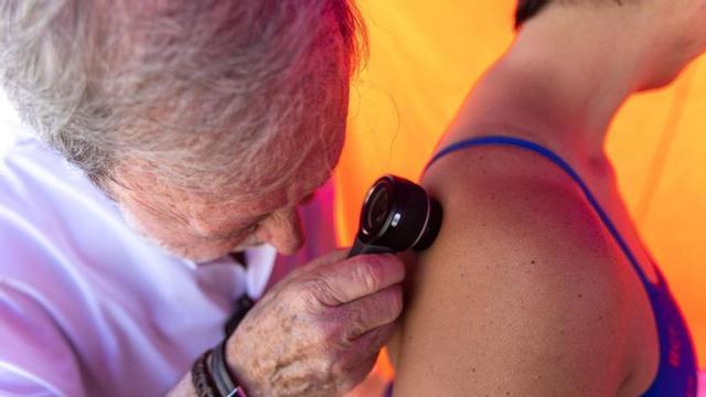 Un dermatòleg examina les pigues d’una pacient. | EP