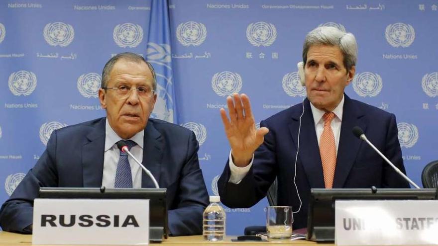 El ministro de Exteriores ruso, Sergey Lavrov, y el secretario de Estado de EE UU, John Kerry. // Reuters