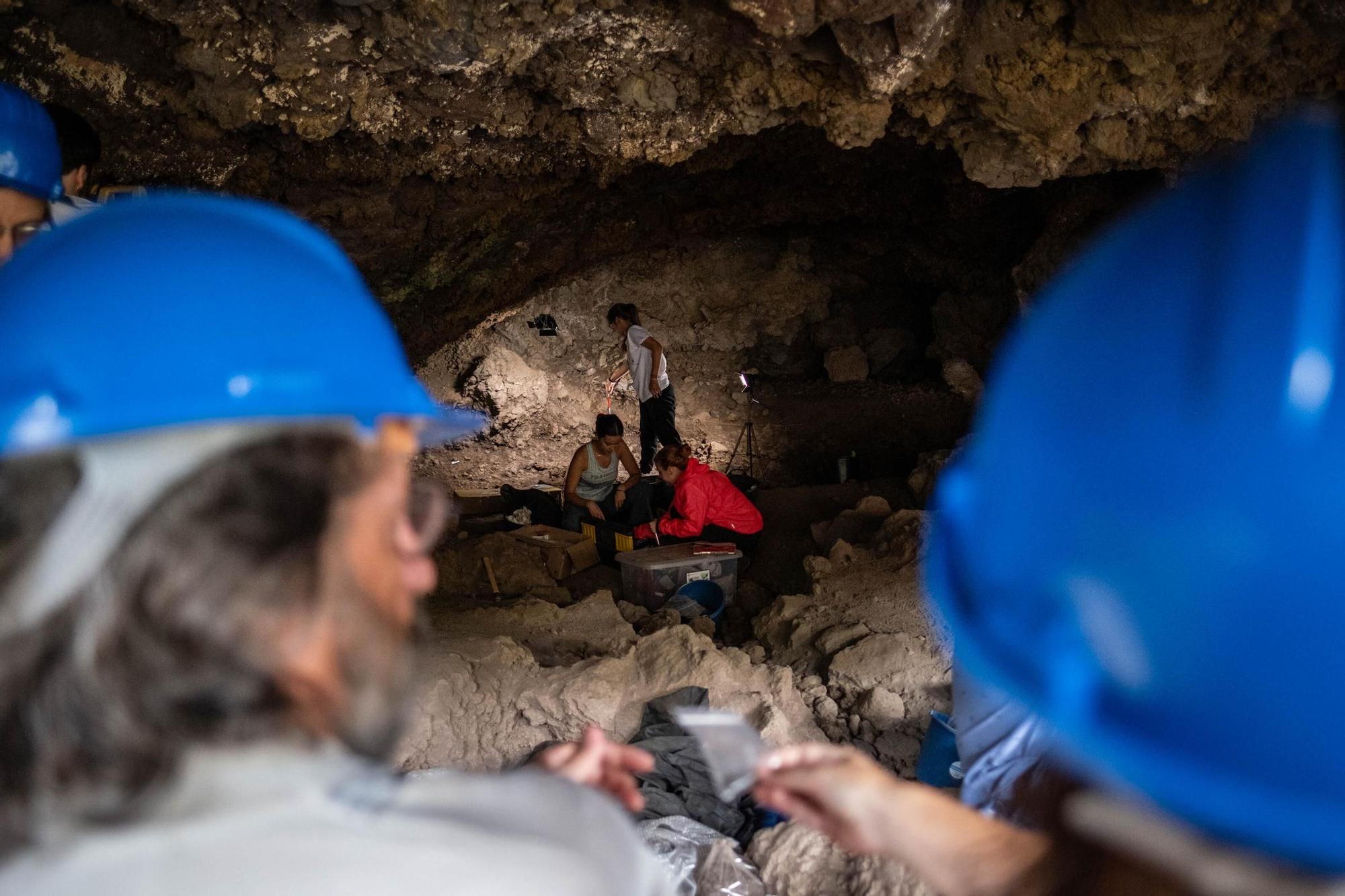 Excavación arqueológica en la Cueva de los Cabezazos, en Tegueste