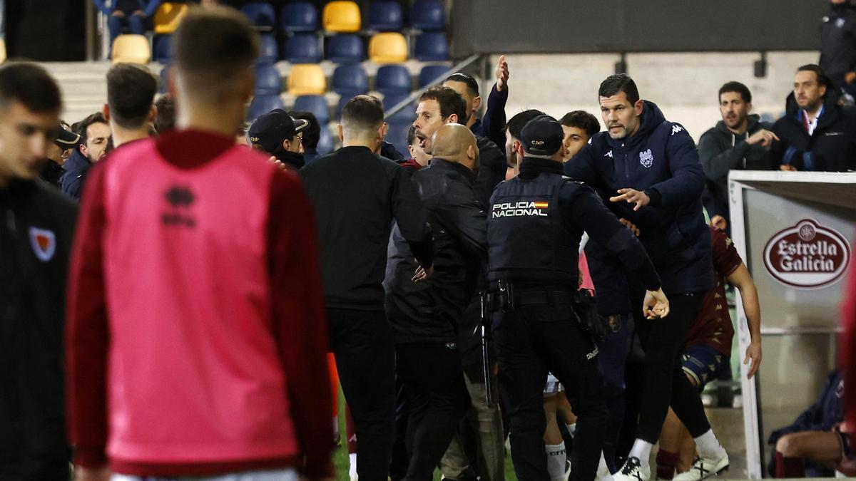 Momento de la tangana en el Pontevedra CF contra el Numancia.