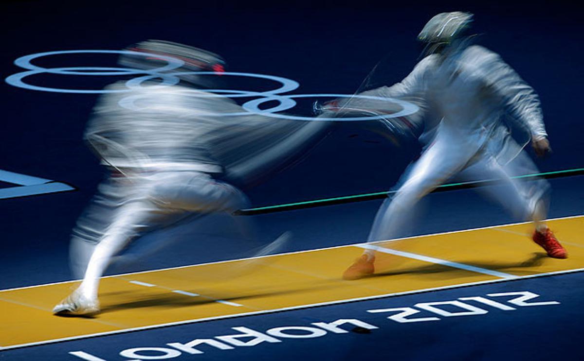 Man Zhong, de la Xina, i Junghwan, de Corea del Sud, competeixen en la prova individual d’esgrima femenina.