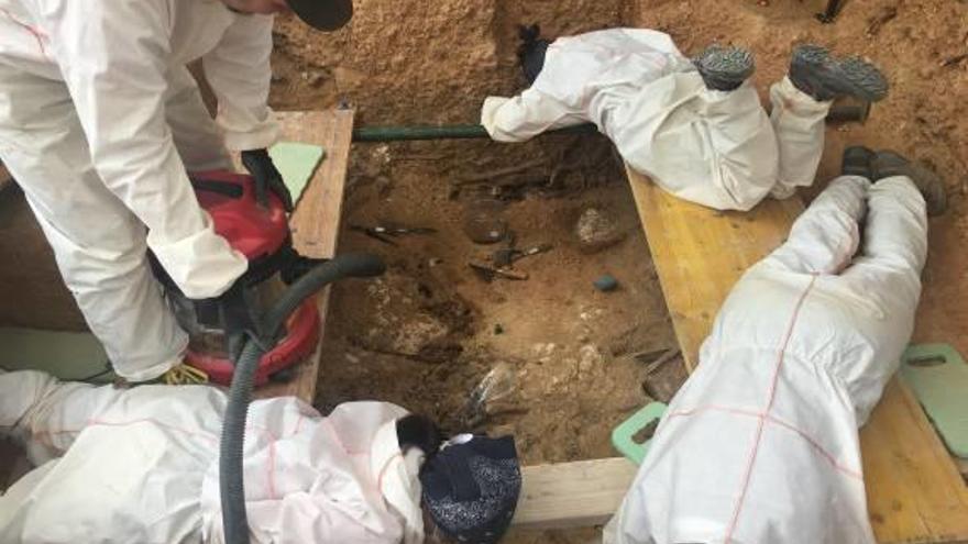 Arqueólogos trabajando en la fosa 22 del cementerio de Paterna.