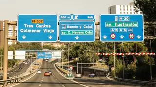 Carreteras cortadas y desvíos por el incendio de Tres Cantos: así está el tráfico hoy en Madrid