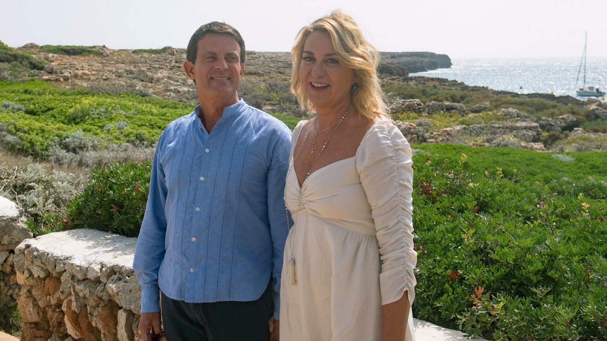 Former French prime minister and councillor of the city of Barcelona, Manuel Valls and his wife Susana Gallardo pose for photographers in Sant Lluis, on the Balearic Island of Menorca, on September 15, 2019 a day after their wedding. (Photo by Magdalena Palmer / AFP) Former French prime minister and councillor of the city of Barcelona, Manuel Valls and his wife Susana Gallardo pose for photographers in Sant Lluis, on the Balearic Island of Menorca, on September 15, 2019 a day after their wedding. (Photo by Magdalena Palmer / AFP)